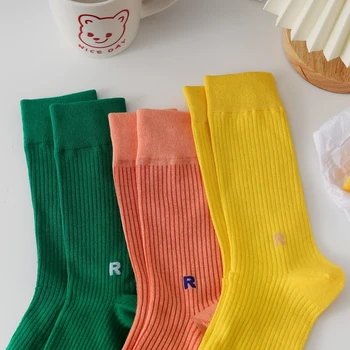 Yeni Kore Moda Mektup R Düz Renk Çorap Kadınlar için Şeker Renk Retro Çorap Sokak Sporları Erkek Çift pamuklu uzun Çorap носки