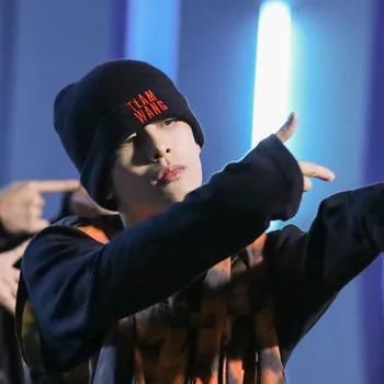 Unisex TAKIM JACKSON WANG Sokak Hip Hop TV Gösterisi Dans Çin Aynı Stil Örme Bere Şapka Siyah
