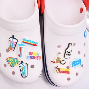 Kaliteli 1 adet Renkli Su Bardağı PVC Ayakkabı Takılar Viski Brendi Aksesuarları Çocuk Ayakkabı Süsleme Fit Croc Jıbz DIY Parti Hediye