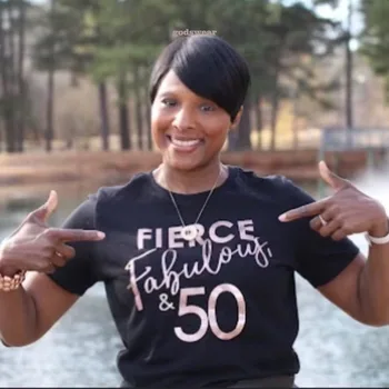 50 ve Hala Devam Ediyor 50th Doğum Günü Gömlek Kadınlar için-Fierce Muhteşem ve 50 Gül Altın Baskılı Doğum Günü partisi tişörtü